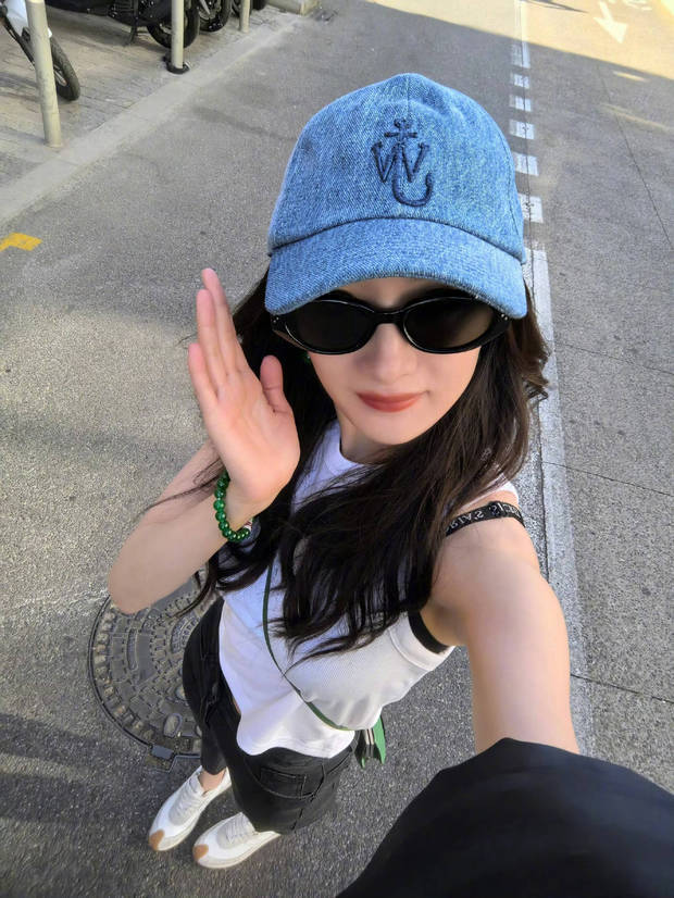 杨幂又酷又美。