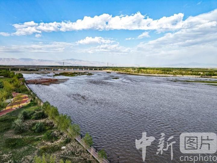 2025年8月10日,在甘肃省张掖市甘州区黑河段拍摄的黑河满河的流水。中新社发 陈礼 摄
