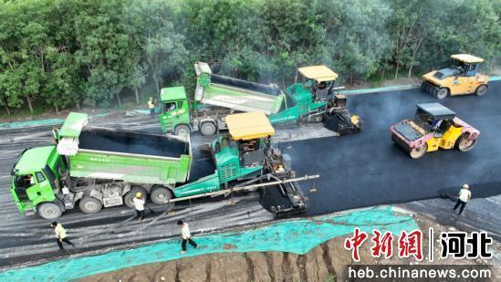 图为任丘市石门桥镇一乡村道路,压路机正在压路。 韩慧峰 摄