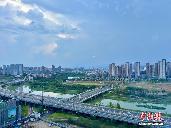 图为8月13日,江西南昌,台风来临前的天空。朱莹 摄