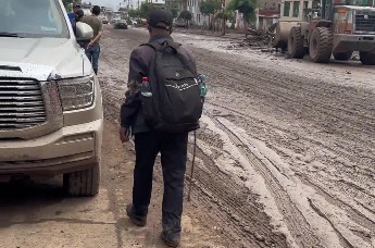 徒步10公里走出灾区的78岁老人平安抵达新区家中