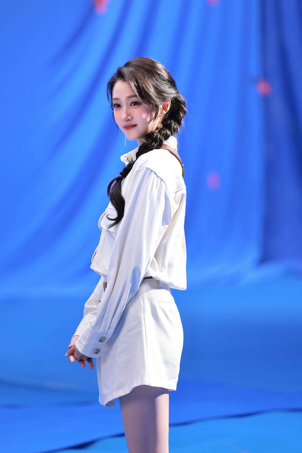 关晓彤扎着麻花辫，少女感十足。