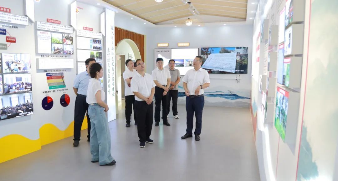 8月12日,聚奎镇聚奎村党群服务中心,周恩海听取党建统领“141”基层智治、党建引领发展等情况汇报。