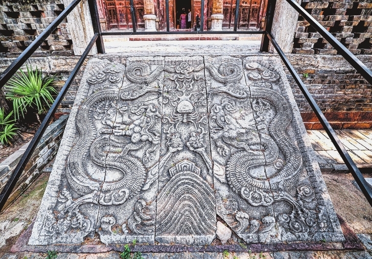 大成殿的月台前,有一块雕刻着“二龙戏蜘蛛”的龙陛石。