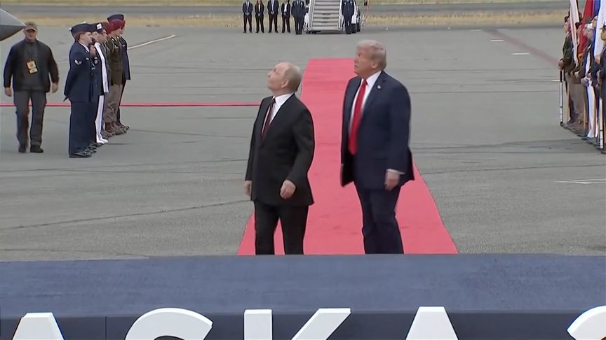 红毯加战机，背景板“追求和平”字样，美方安排有何意图？