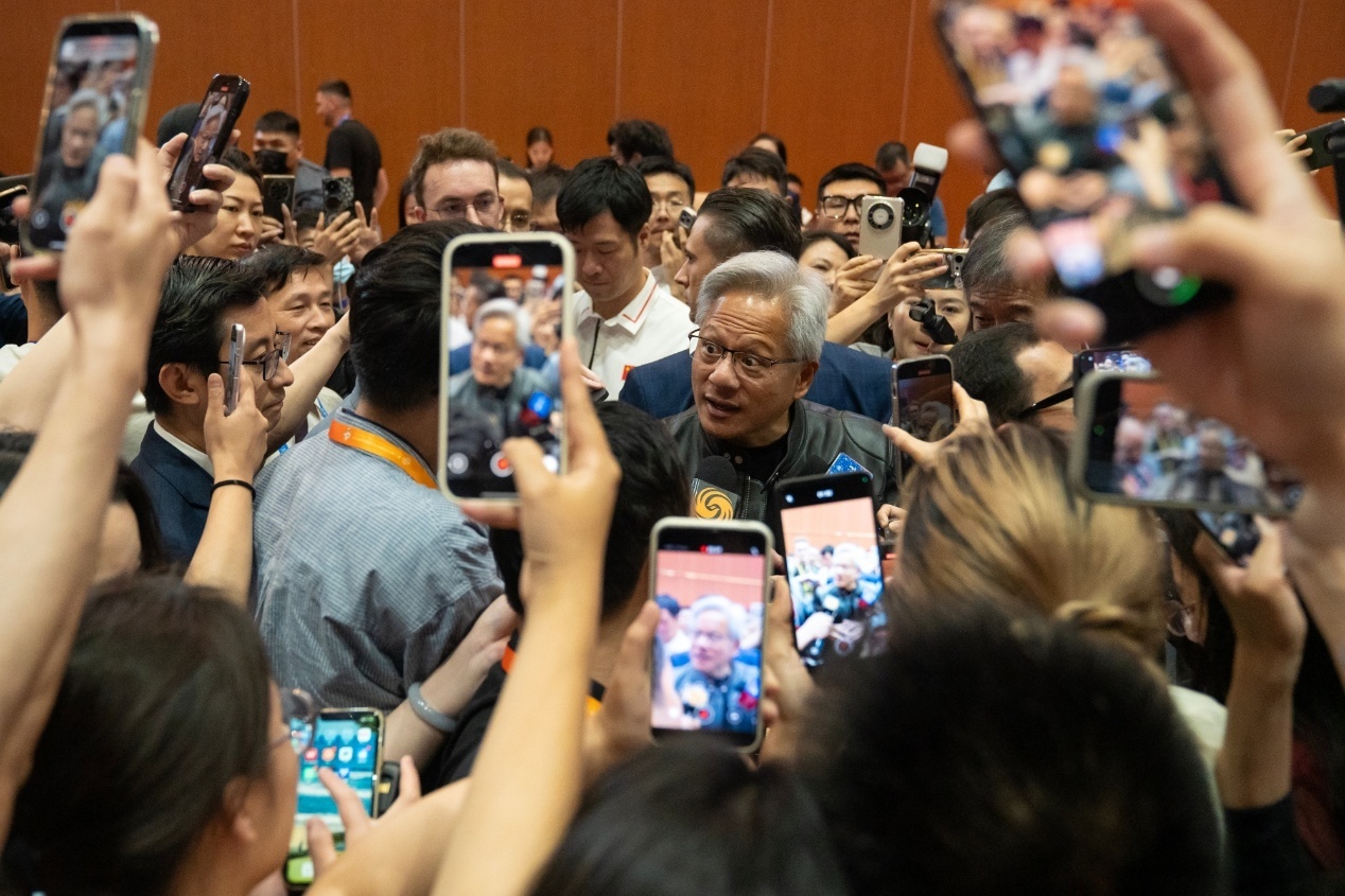 英伟达首席执行官黄仁勋出席在北京举行的供应链博览会。