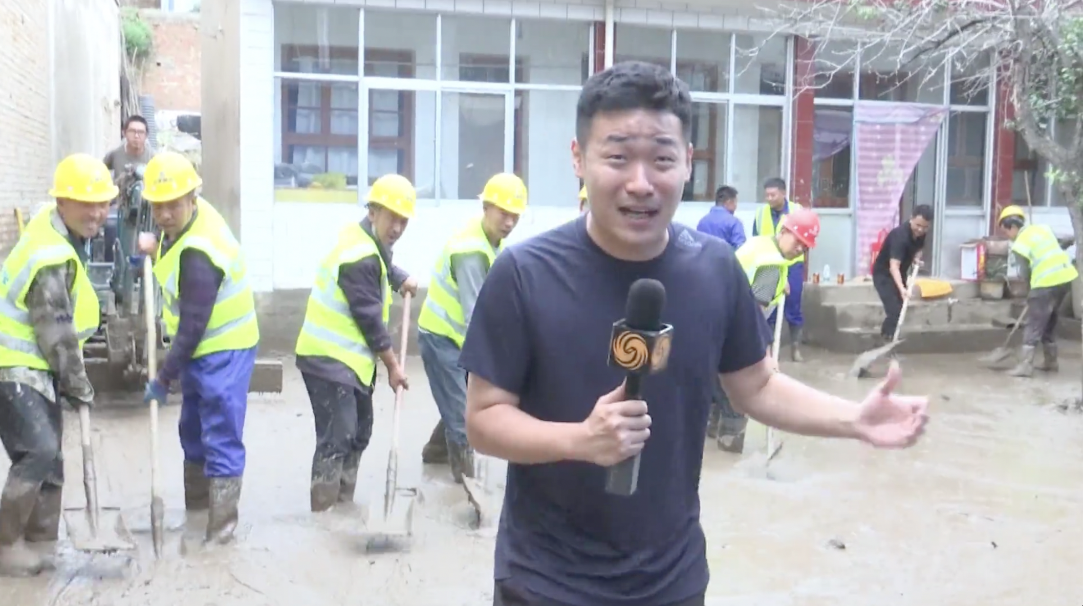 现场报道｜甘肃兴隆山村淤泥严重 清淤救援持续推进