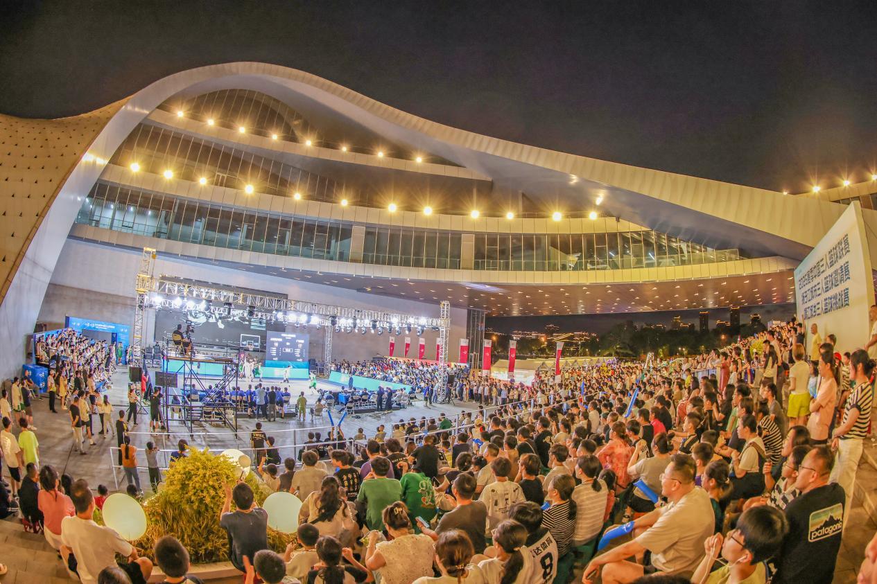 人山人海的球场看台