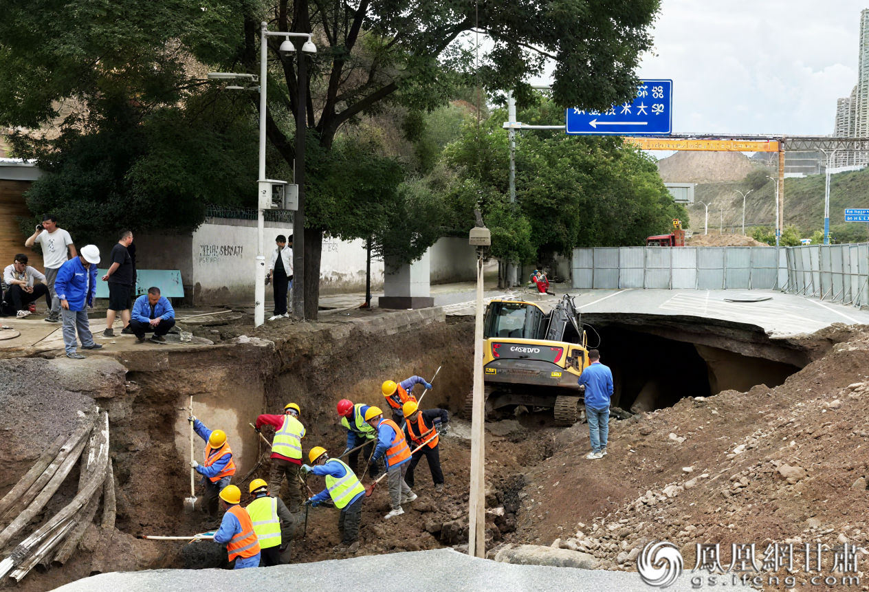 中国广电甘肃公司紧急抢修被山洪冲毁的光缆　中国广电甘肃公司供图