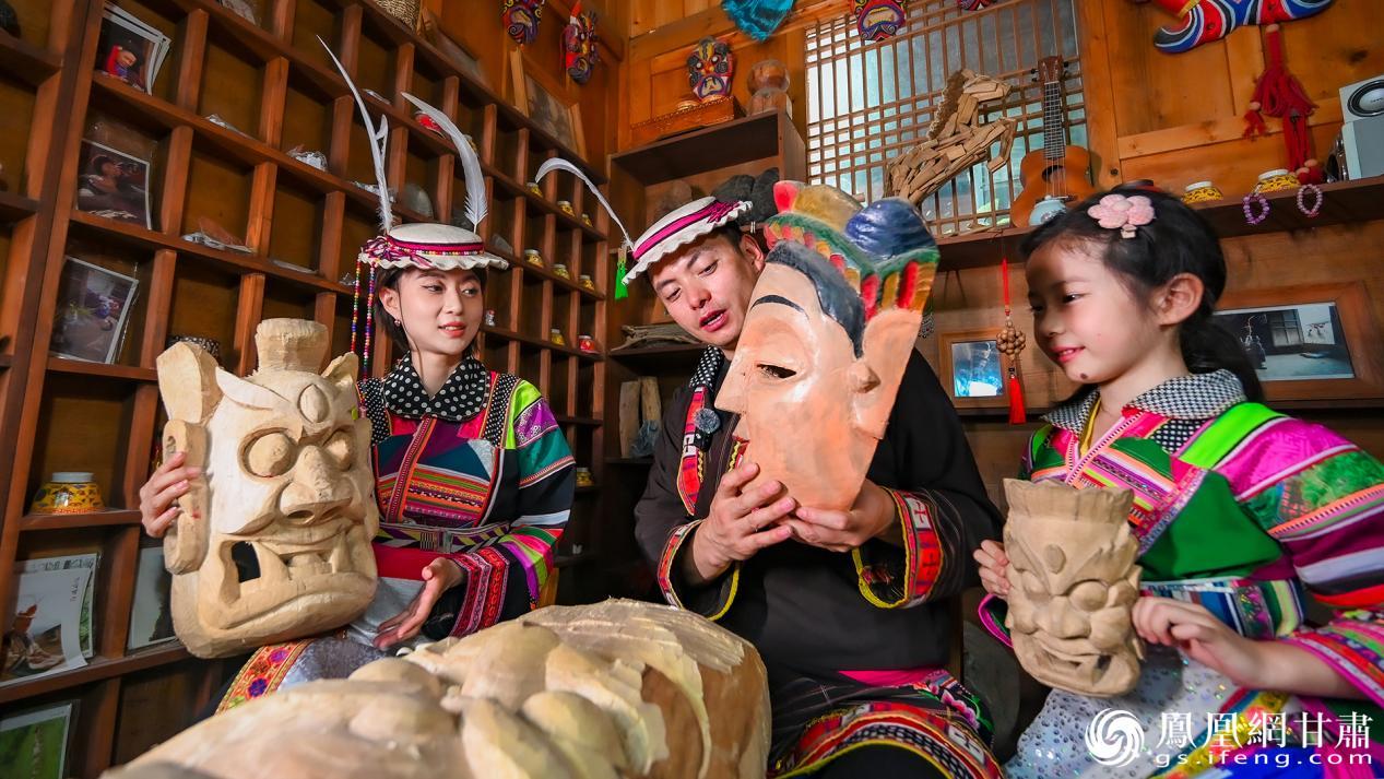 曹煜（中）指尖轻点面具纹饰，解说其寓意。