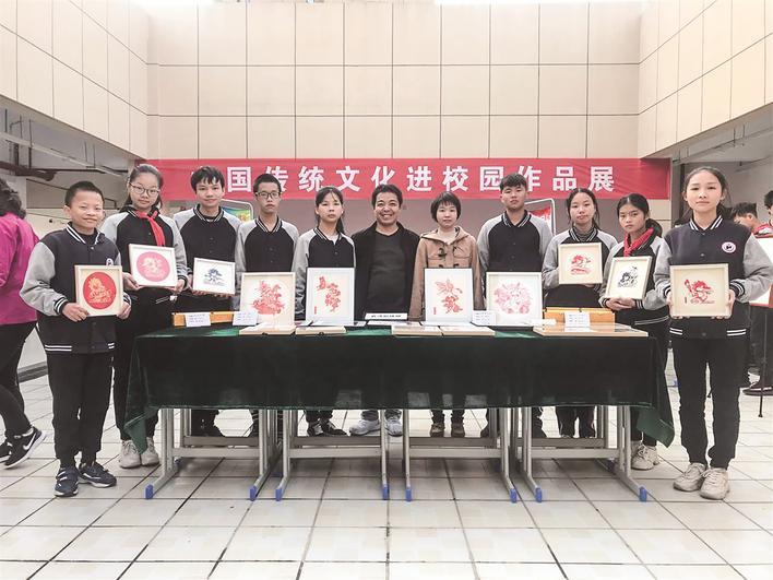 葛海(中)和学生参加传统文化进校园作品展 通讯员供图