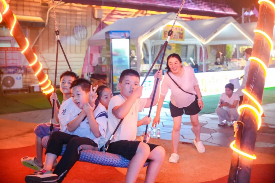 在青岛西海岸新区金沙滩啤酒城，体验一场亲子“慢”游记