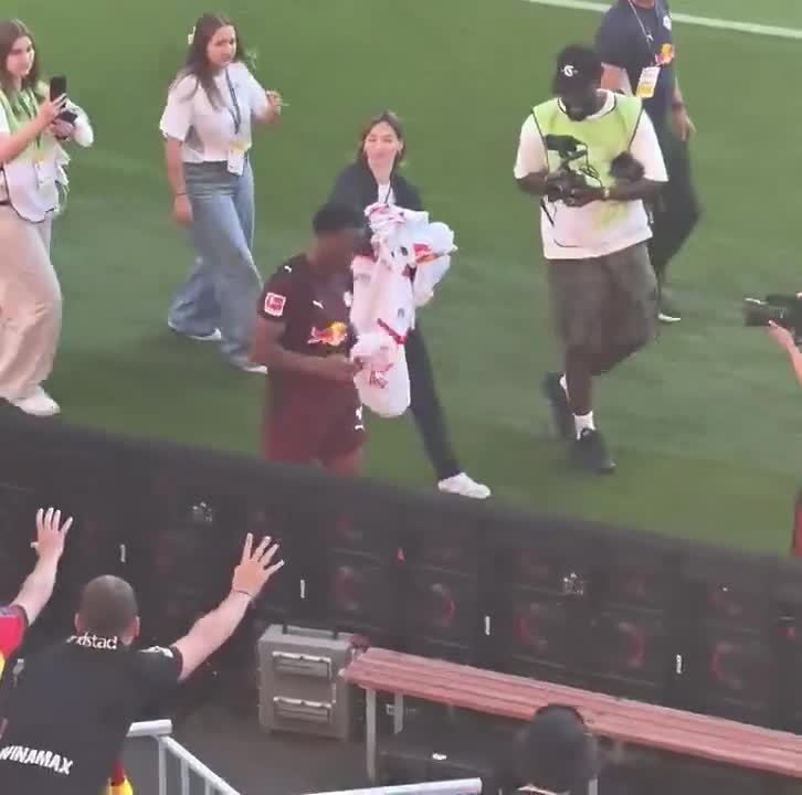 有情有义，奥蓬达准备了一大堆球衣扔给老东家朗斯的球迷