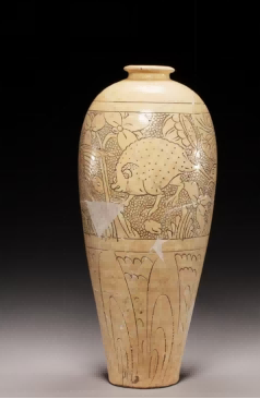 (图十五,白釉珍珠地刻划鹭鸶蟾蜍纹梅瓶,北宋晚期,现藏于宝丰汝窑博物馆)