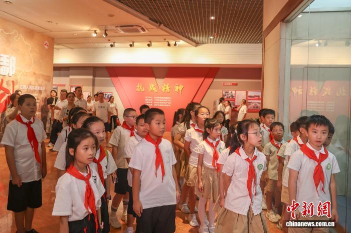 8月15日，江西南昌，一群學生在南昌新四軍軍部舊址陳列館內參觀。中新社記者 劉力鑫 攝