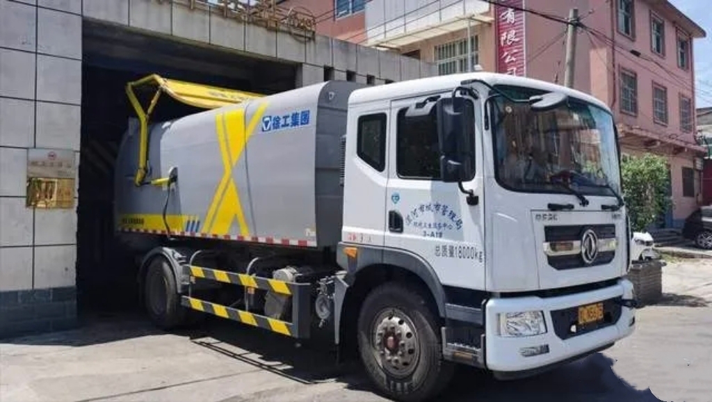 運用生活垃圾分類轉運車做好運輸環節