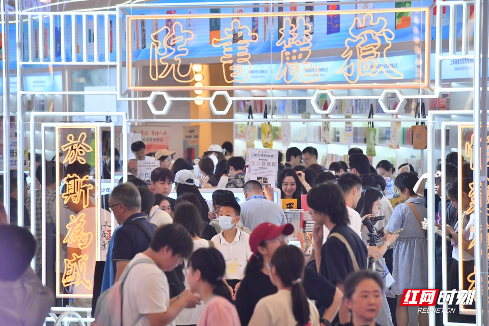 一座以岳麓书院为灵感设计的发光艺术造型装置瞬间吸引了众人目光。