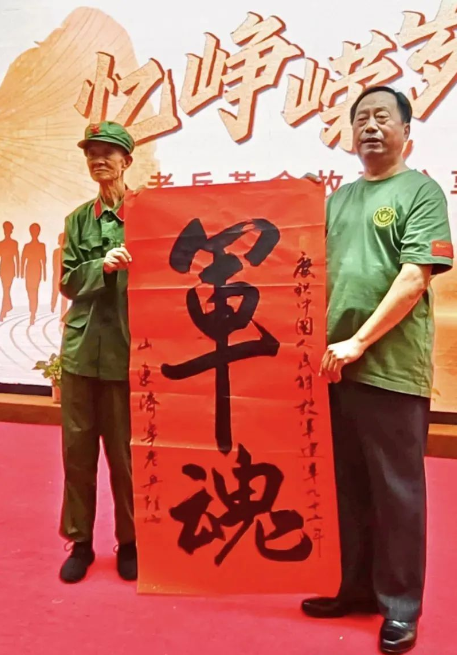 为英雄王杰班的战士赠送书法作品
