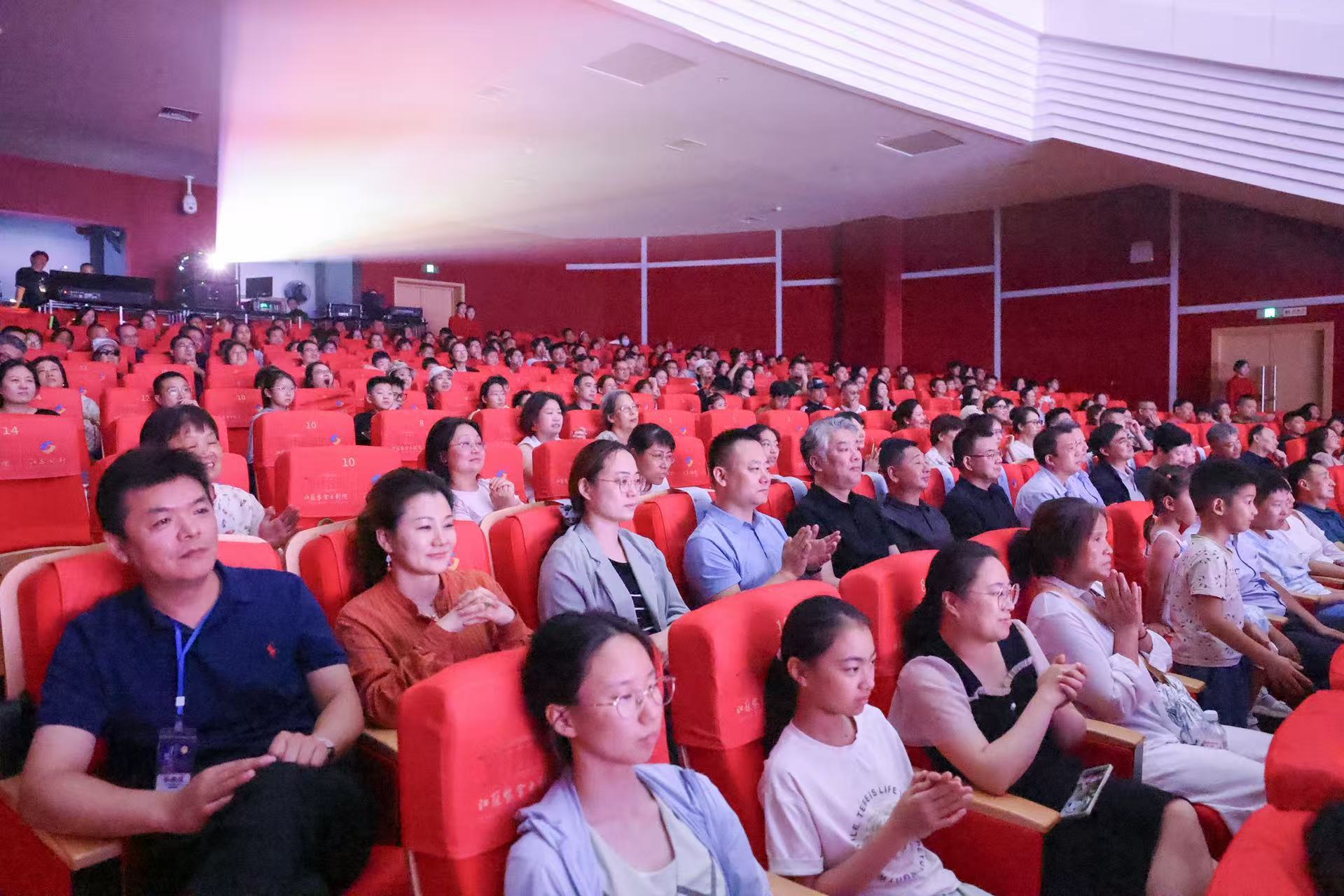 现场不时掌声四起