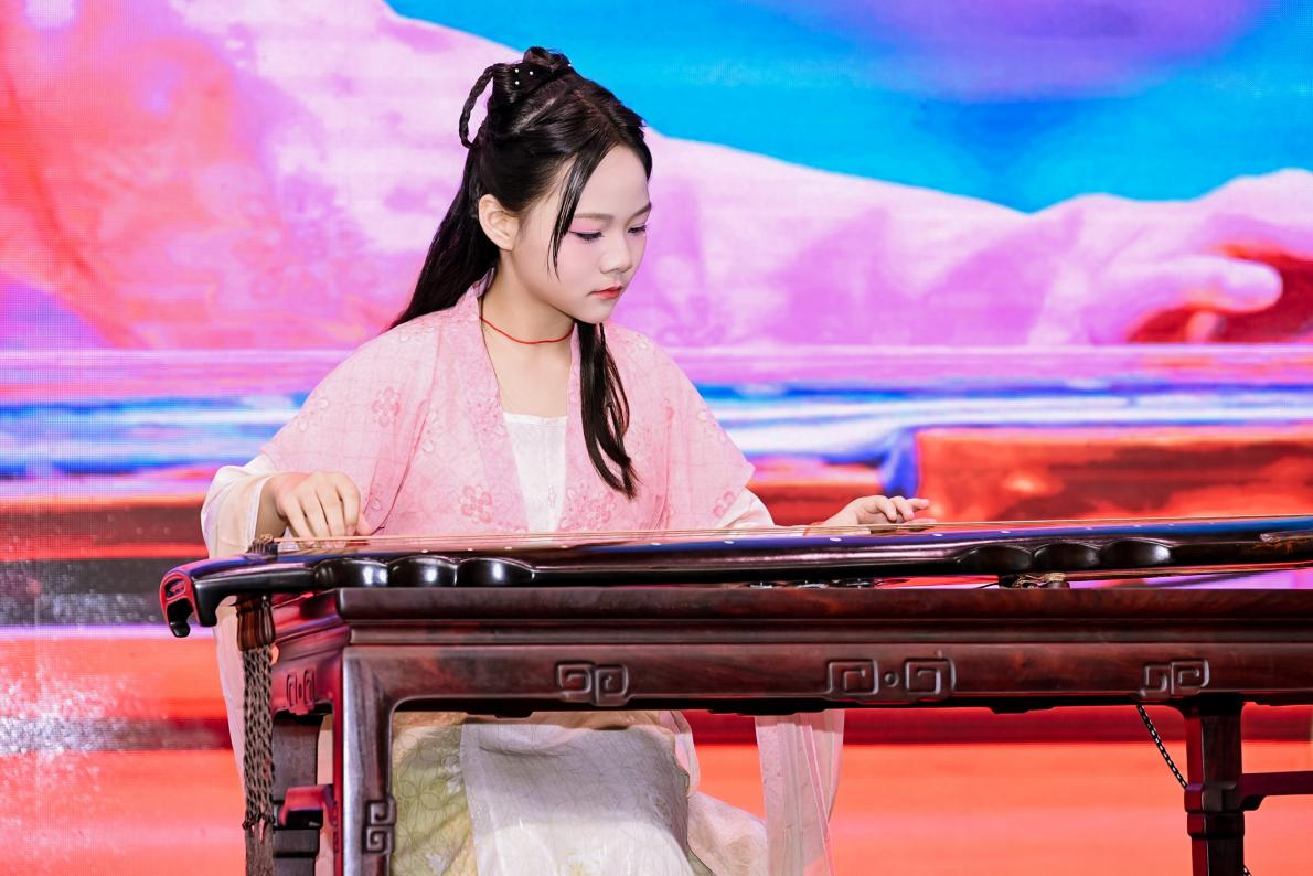 廖彧小朋友古琴独奏《碧涧流泉》