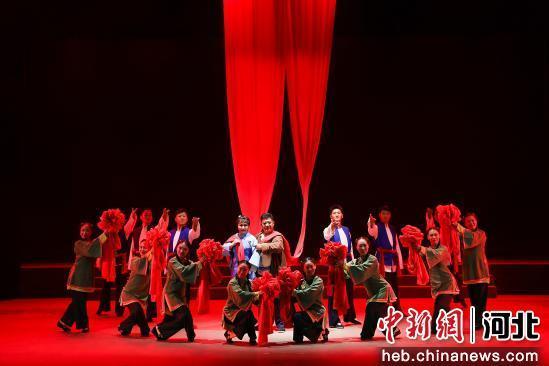 图为正在演出评剧《秋月》选段。孟楠 摄