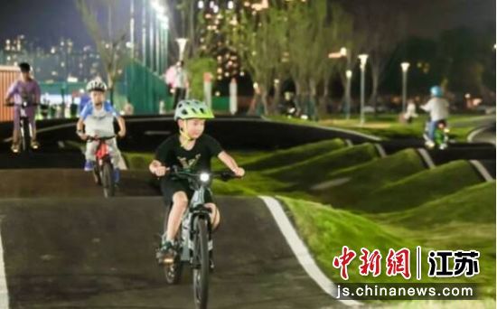 少儿泵道骑行赛现场。南京市体育局供图