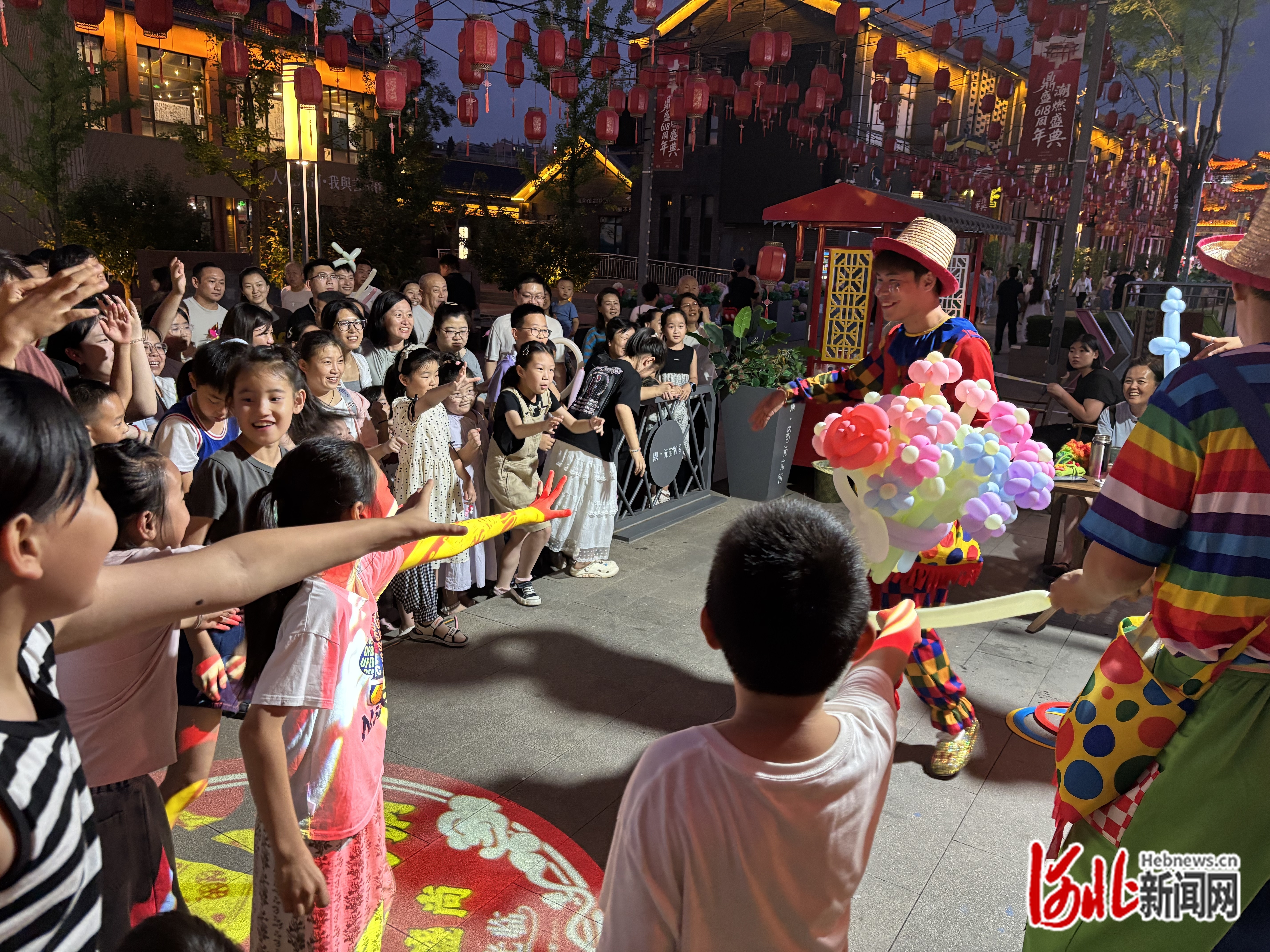 8月1日，在承德市双滦区鼎盛·元宝街上，游客正在参与这里举办的互动游戏。河北日报记者 李巍摄