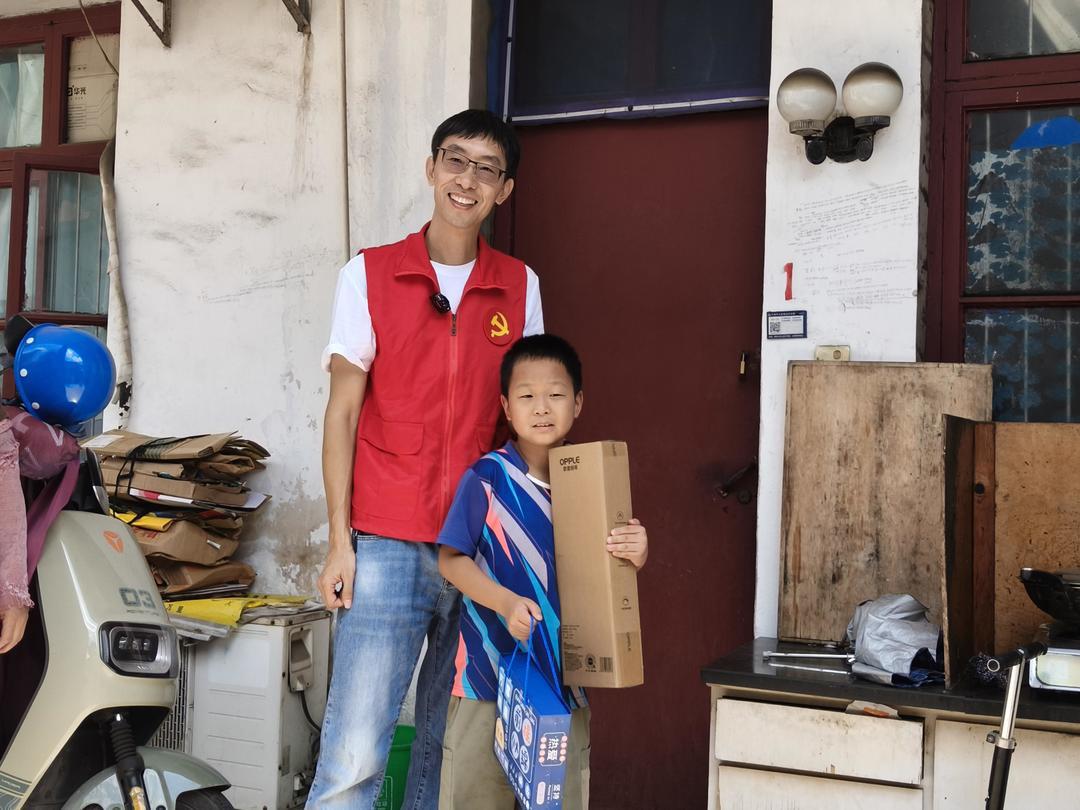 吴继定为“小候鸟”陈旭尧送上礼物