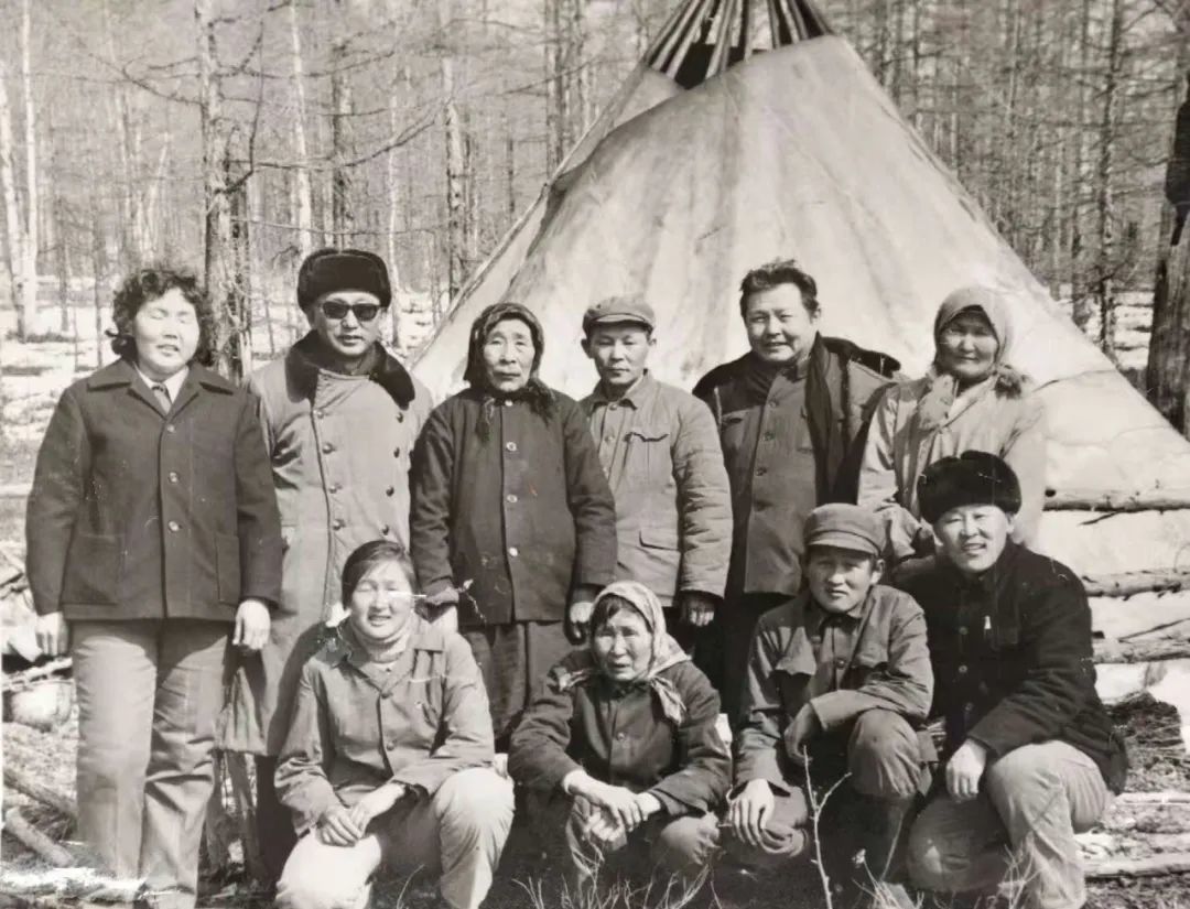 20世纪80年代末,玛力亚·索(后排左一)与女儿莲娜(前排左一)、儿子何协(后排右二)同到访的敖鲁古雅民族乡、呼伦贝尔盟(今呼伦贝尔市)政府领导的合影。