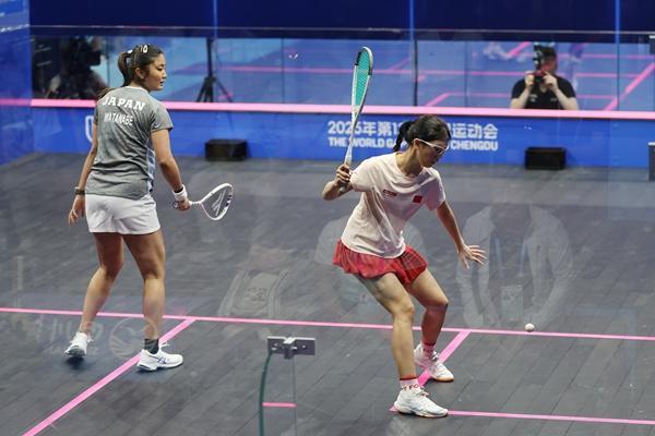 8月8日,成都世运会壁球项目在成都高新体育中心开赛。图为本届世运会年龄最小的运动员殷子媛(右)迎战日本选手渡边聪美。视觉中国供图