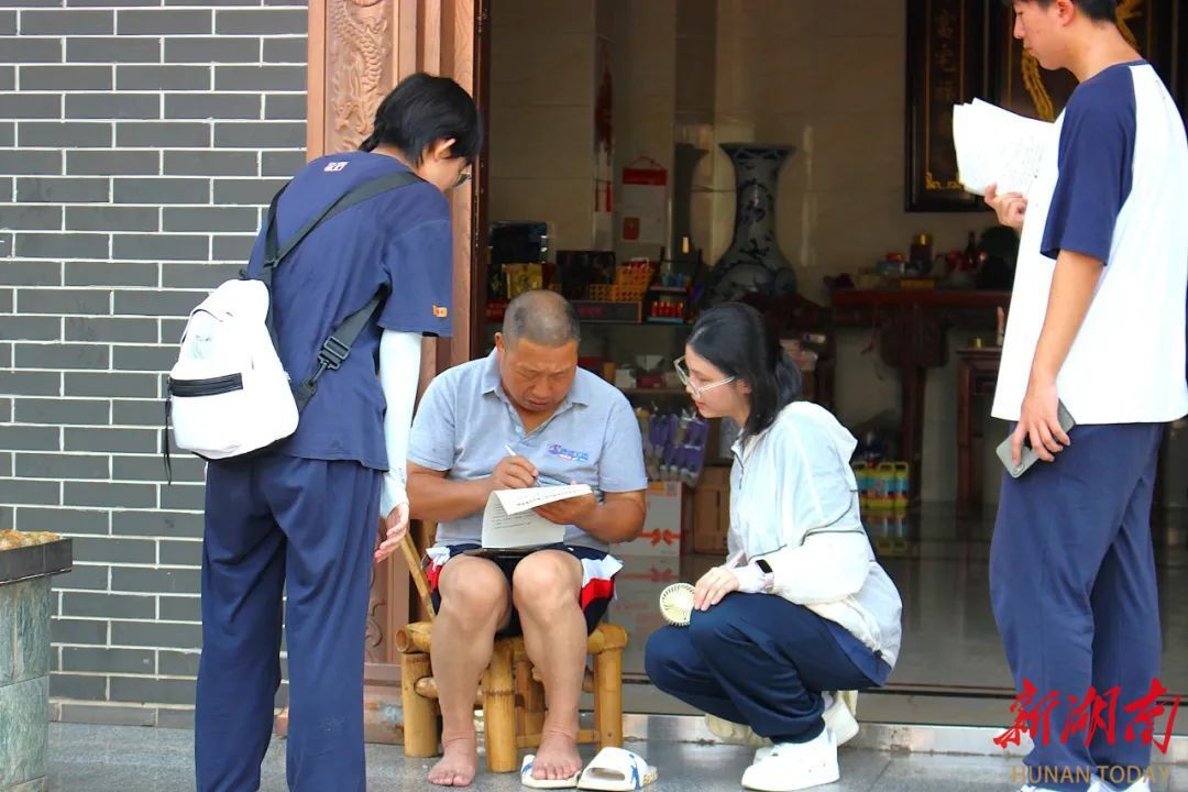 长郡中学学生在进行问卷调研