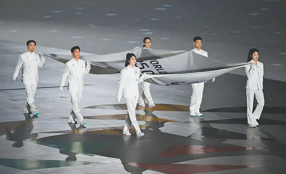 何烽（右排中）在开幕式上。