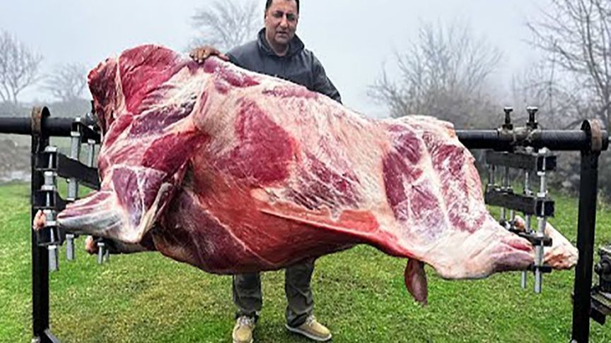 食材准备好了，谁来表演一口吞一头牛