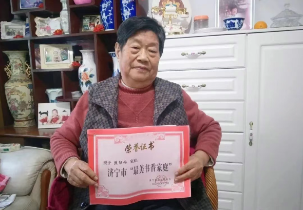 荣获“济宁市最美书香家庭”称号 图为熊继雨母亲