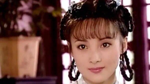 49岁蒋勤勤素颜露面，戴老花镜吃火锅，脸部浮肿五官变样不敢认封面图