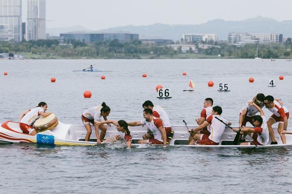 8月9日下午,成都兴隆湖湖滨赛场,成都世运会龙舟8人座公开组2000米追逐赛决赛。图为获得季军的西班牙队用自己的方式庆祝胜利。视觉中国供图