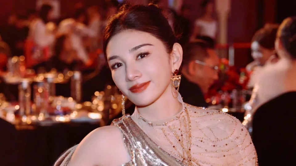 波及多位明星！黄奕翻车前夫爆料被扒，7个瓜有4个被证实是真的封面图