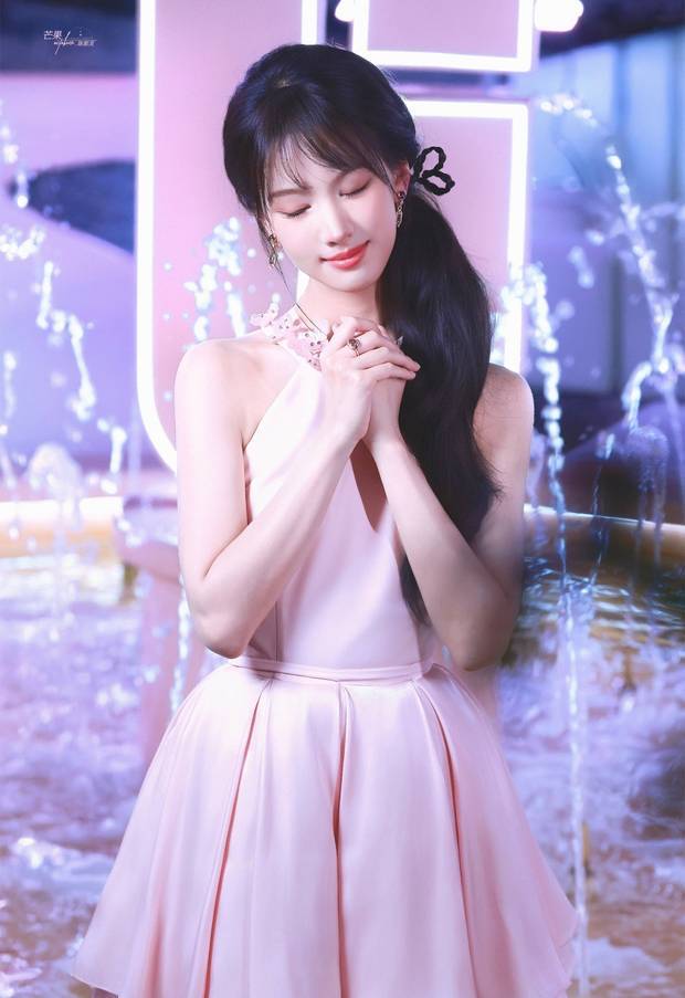 陈都灵恬静美丽。