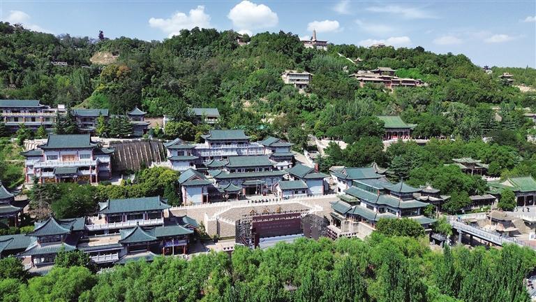满目苍翠的白塔山