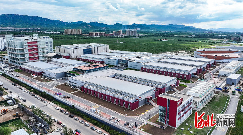 近日，无人机航拍的位于怀来县的秦淮数据新媒体大数据产业基地。 河北日报记者 耿辉摄.jpg