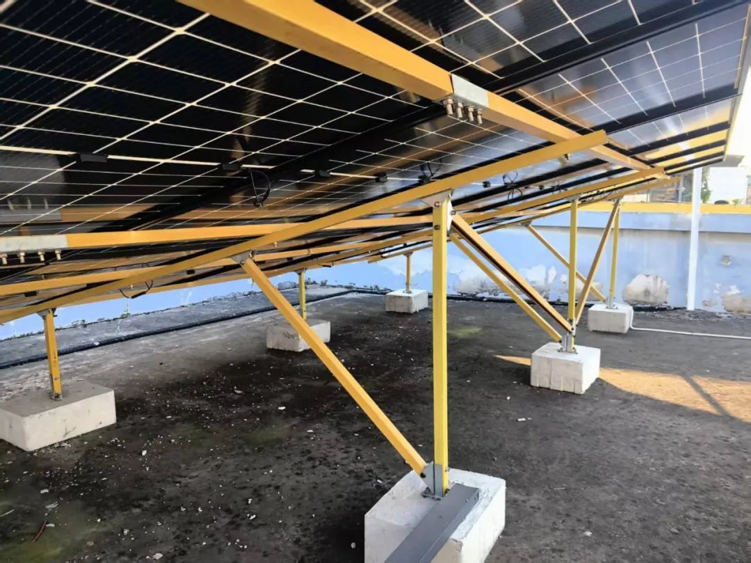 已安装的复合材料光伏支架