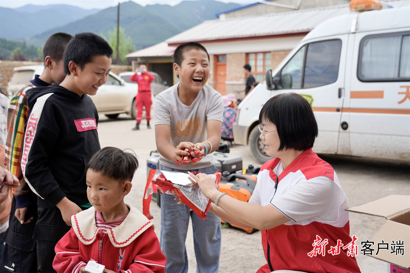 工作人员为孩子们发放糖果