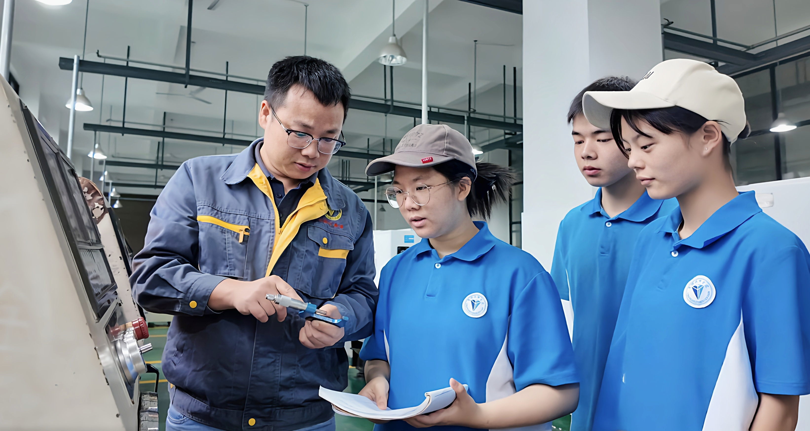 在全省职业技能大赛上斩获金牌的周玮老师正在指导学生实训