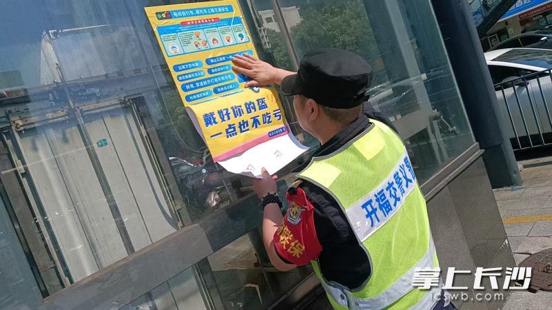 刘翔在医院门口张贴安全海报。 长沙晚报全媒体记者 张洋子 通讯员 代斌 摄