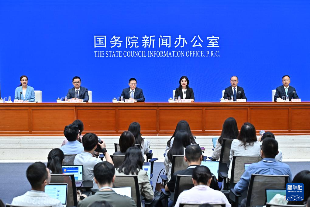 8月13日，国务院新闻办公室举行新闻发布会，财政部副部长廖岷，财政部金融司司长于红，商务部服务贸易和商贸服务业司负责人王波，中国人民银行信贷市场司负责人车士义，金融监管总局新闻发言人、政策研究司司长郭武平介绍个人消费贷款贴息政策和服务业经营主体贷款贴息政策有关情况，并答记者问。新华社记者 李鑫 摄