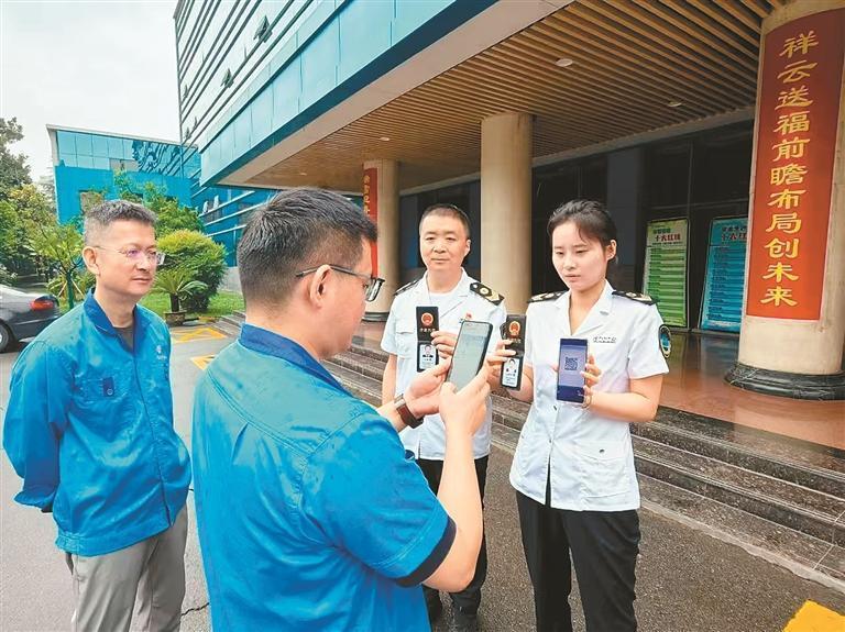 执法人员“证码双亮”，企业人员扫码后便能清晰查看相关检查事项。（西安市司法局供图）