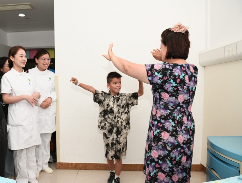 伊力亚斯和母亲古丽用舞蹈表达谢意