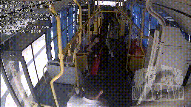 南昌146路公交車上女乘客突然暈倒 司機和熱心乘客出手相助