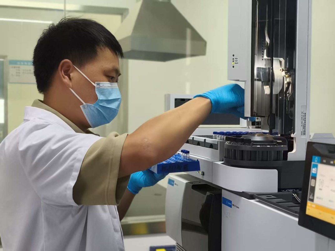 检验人员检测样品。