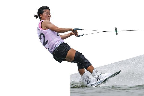 8月10日,四川成都,中国选手徐露在2025成都世运会女子尾波滑水自由式决赛中,以69.56分的成绩获得金牌。视觉中国供图